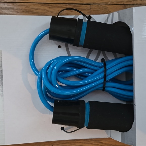 GAIAM BRAND 9 FOOT LONG 1 POUND BLUE & BLACK WEIGHTED JUMP ROPE - Picture 3 of 8